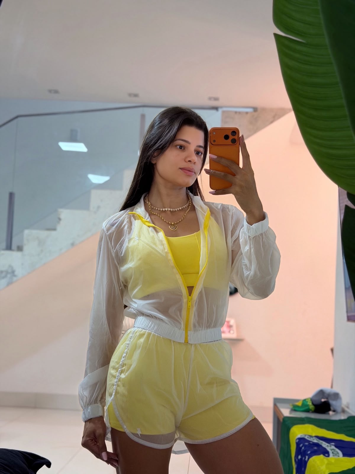 Conjunto Short Duplo, Top e Corta Vento Amarelo