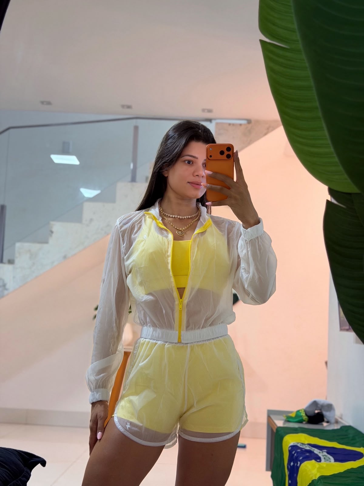 Foto 3 de Conjunto Short Duplo, Top e Corta Vento Amarelo